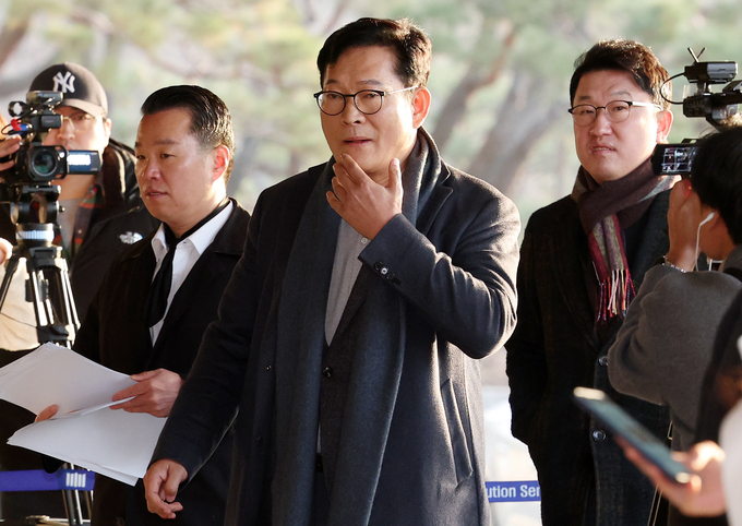  더불어민주당 전당대회 돈봉투 살포 의혹의 정점으로 지목된 송영길 전 더불어민주당 대표가 8일 오전 서울 서초구 서울중앙지방검찰청에 피의자 신분으로 출석하고 있다/사진=뉴시스