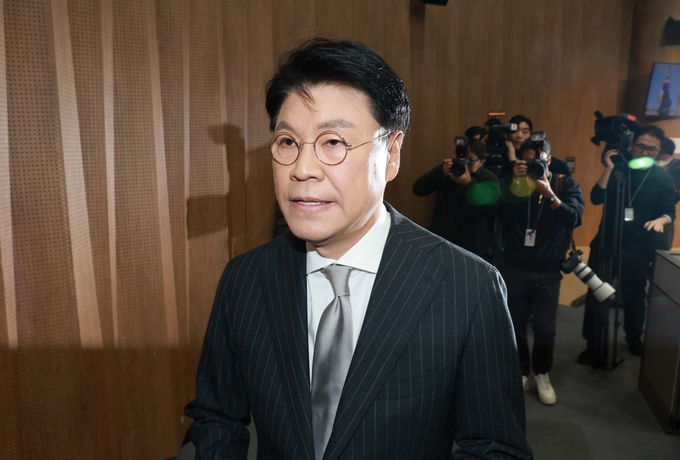 장제원 국민의힘 의원이 12일 오전 서울 여의도 국회 소통관에서 총선 불출마 관련 기자회견을 마친 뒤 이동하고 있다/사진=뉴시
