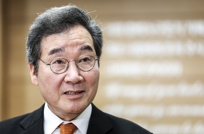 이낙연 전 국무총리가 지난 11일 서울 동대문구 삼육보건대학교에서 대한민국 생존전략이라는 주제로 초청강연을 마친 뒤 취재진의 질문에 답하고 있다./사진=뉴시스