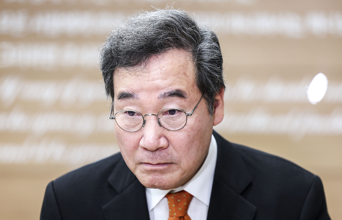이낙연 전 국무총리가 지난 11일 서울 동대문구 삼육보건대학교에서 대한민국 생존전략이라는 주제로 초청강연을 마친 뒤 취재진의 질문을 듣고 있는 모습/사진=뉴시스