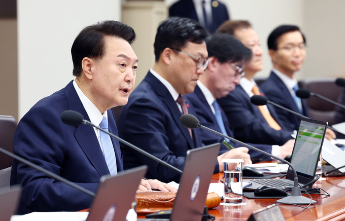 윤석열 대통령이 19일 서울 용산 대통령실 청사에서 열린 국무회의를 주재하고 있다/사진=뉴시스