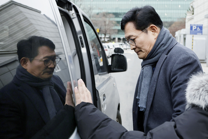 정치자금법 위반 혐의를 받는 송영길 전 더불어민주당 대표가 지난 18일 서울 서초구 서울중앙지방법원에서 열린 영장실질심사를 마치고 대기 장소로 이동하는 모습/사진=뉴시스