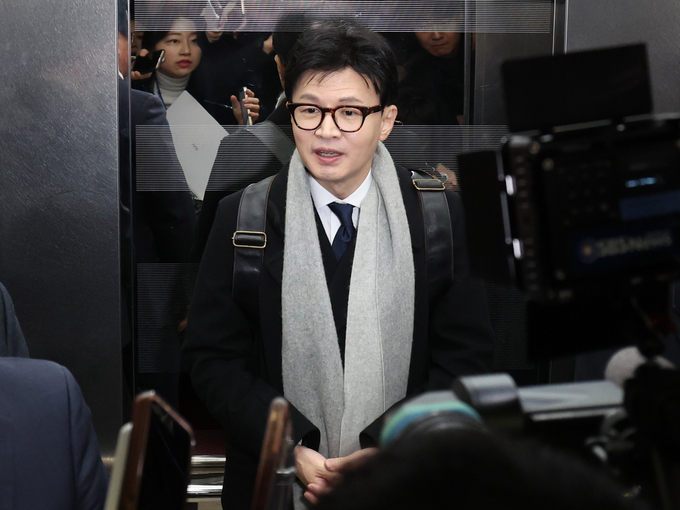 한동훈 법무부 장관이 20일 오전 서울 여의도 국회에서 열린 예산결산특별위원회 전체회의에 출석하며 취재진의 질문에 답변하고 있는 모습/사진=뉴시스