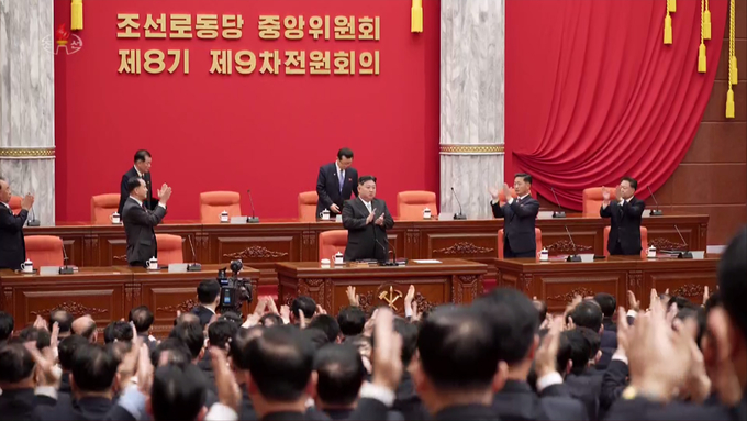  북한 김정은이 지난 26일 당중앙위원회 본부 청사에서 소집된 제8기 제9차 전원회의 확대회의에 참석했다고 조선중앙TV가 27일 보도했다.(사진=조선중앙TV 캡처) 