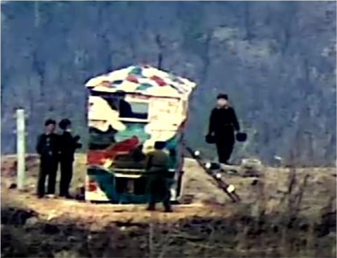국방부는 지난 달 27일 '북한의 9·19 군사합의' 파기 선언 관련 입장문을 통해 북한이 11월 24일부터 일부 군사조치에 대한 복원 조치를 감행 중이라고 밝혔다. 사진은 북한군이 목재로 구조물을 만들고 얼룩무늬로 도색하는 모습. (사진=국방부 제공=뉴시스)