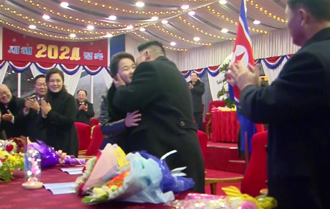 김정은 북한 국무위원장이 지난달 31일 평양 5월1일경기장에서 2024년 신년경축대공연을 관람했다고 조선중앙TV가 1일 보도했다. (사진=조선중앙TV 캡처) 