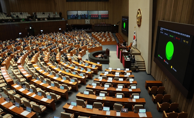 지난해 12월 28일 오후 서울 여의도 국회에서 열린 제411회국회(임시회) 제3차 본회의에서 대통령 배우자 김건희의 도이치모터스 주가조작 의혹 진상규명을 위한 특별검사 임명 등에 관한 법률안에 대한 수정안이 가결됐다/사진=뉴시