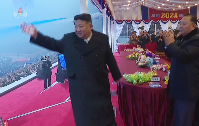 김정은 북한 국무위원장이 지난달 31일 평양 5월1일경기장에서 2024년 신년경축대공연을 관람했다고 조선중앙TV가 지난 1일 보도했다. (사진/조선중앙TV 캡처=뉴시스)