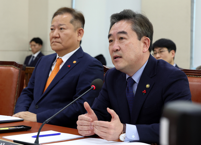 윤희근 경찰청장이 8일 오전 서울 여의도 국회에서 열린 행정안전위원회 전체회의에서 이재명 더불어민주당 대표 피습 관련 의원들의 현안 질의에 답하고 있다. 왼쪽은 이상민 행정안전부 장관./사진=뉴시스
