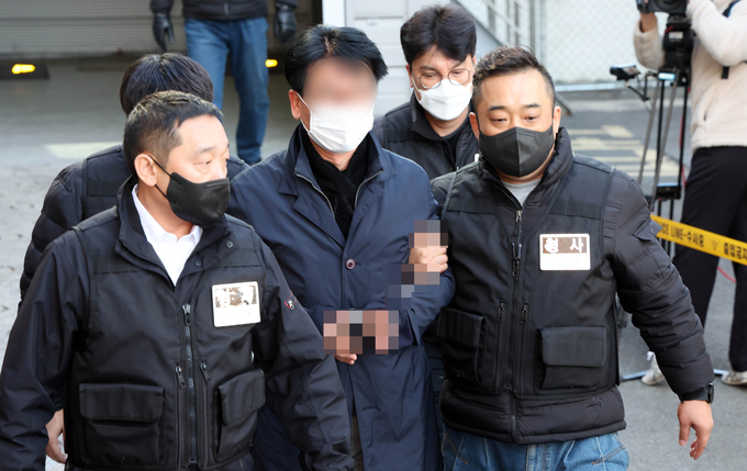 이재명 더불어민주당 대표를 흉기로 찌른 혐의로 검거된 김모(67)씨가 구속전피의자심문(영장실질심사)를 받기 위해 지난 4일 오후 부산 연제구 연제경찰서를 나서 호송차량으로 이동하고 있는 모습/사진=뉴시스
