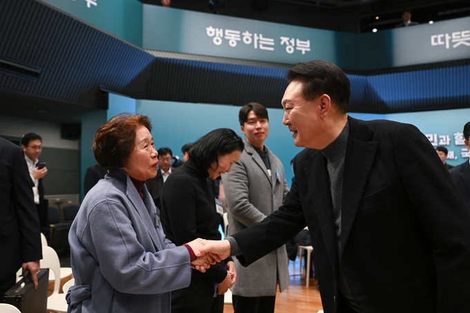 윤석열 대통령이 10일 경기 고양 일산동구 고양아람누리에서 '국민이 바라는 주택' 주제로 열린 국민과 함께하는 민생토론회에서 참석자와 악수하고 있다. (사진=대통령실 제공) 