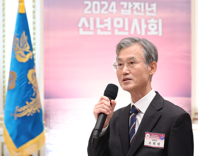 조희대 대법원장이 지난 3일 청와대 영빈관에서 열린 2024년 신년인사회에서 신년 덕담을 하고 있는 모습/사진=뉴시스
