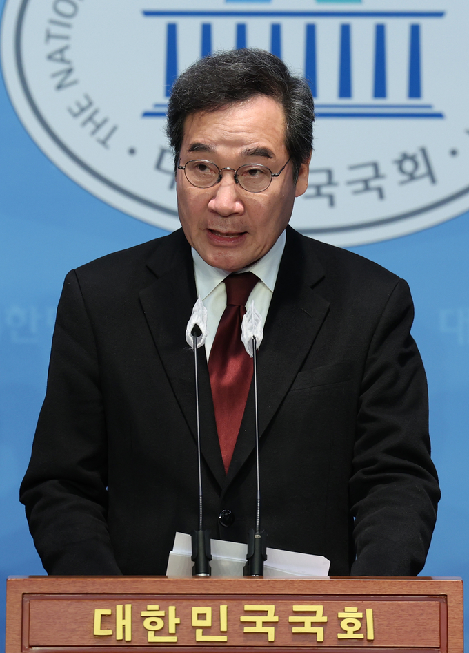  이낙연 전 더불어민주당 대표가 11일 오후 서울 여의도 국회에서 더불어민주당 탈당 기자회견을 하고 있다/사진=뉴시스