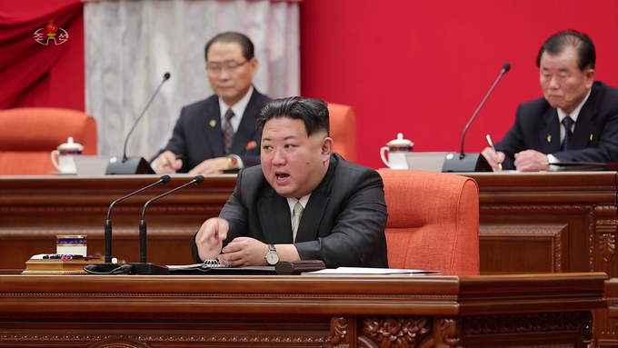  김정은이 지난 28일 노동당 중앙위원회 전원회의 3일 차에서 경공업 발전 방안과 2024년도 예산안을 논의했다고 조선중앙TV가 29일 보도했다. (사진=조선중앙TV 캡처) 
