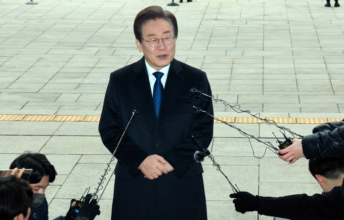 피습 보름 만에 당무에 복귀하는 이재명 더불어민주당 대표가 17일 오전 서울 여의도 국회 본관으로 출근하며 취재진 질문에 답변하고 있는 모습/사진=뉴시스