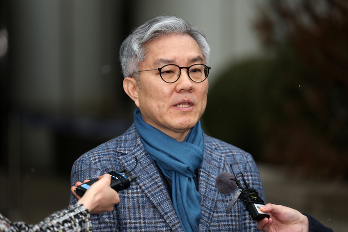 이동재 전 채널A 기자의 명예를 훼손한 혐의를 받는 최강욱 전 의원이 17일 오전 서울 서초구 서울고등법원에서 열린 2심 선고공판에서 벌금형을 선고 받은 후 취재진의 질문에 답하고 있다./사진=뉴시스