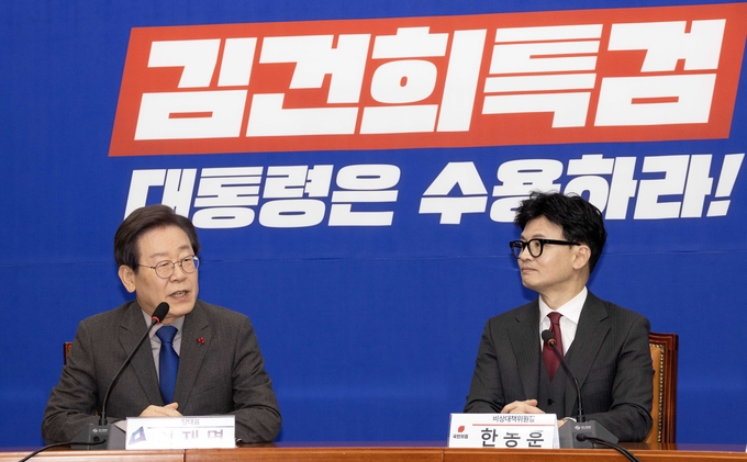 이재명 더불어민주당 대표가 지난달 29일 오후 서울 여의도 국회 민주당 대표실을 예방한 한동훈 국민의힘 비상대책위원장과 환담을 나누고 있는 모습/사진=뉴시스