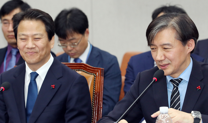 청와대 특별감찰반의 민간인 사찰 의혹과 관련해 임종석 비서실장과 조국 민정수석이 31일 서울 여의도 국회에서 열린 국회 운영위원회 전체회의에 출석하여 야당 의원들의 질의를 받고 곤혹스러워 하고 있다/사진=뉴시스