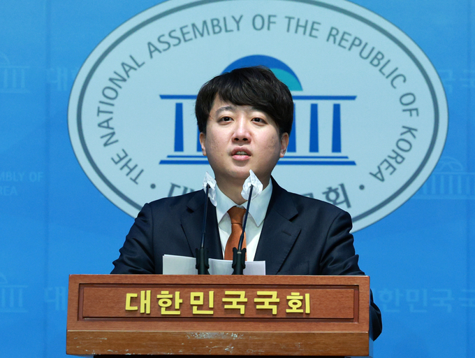 이준석 개혁신당 정강정책위원장이 18일 오전 서울 여의도 국회 소통관에서 기업 및 교통 관련 정강정책 기자회견을 하고 있는 모습/사진=뉴시스