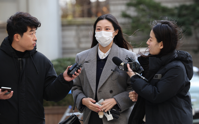 조국 전 법무부 장관 딸 조민 씨가 8일 오후 서울 서초구 서울중앙지법에서 열린 공판에 출석하고 있다. 서울중앙지법 형사16단독(이경선 판사)는 이날 조씨를 허위작성공문서행사, 업무방해, 위계공무집행방해 혐의로 첫 공판을 진행한다고 밝혔다/사진=뉴시스