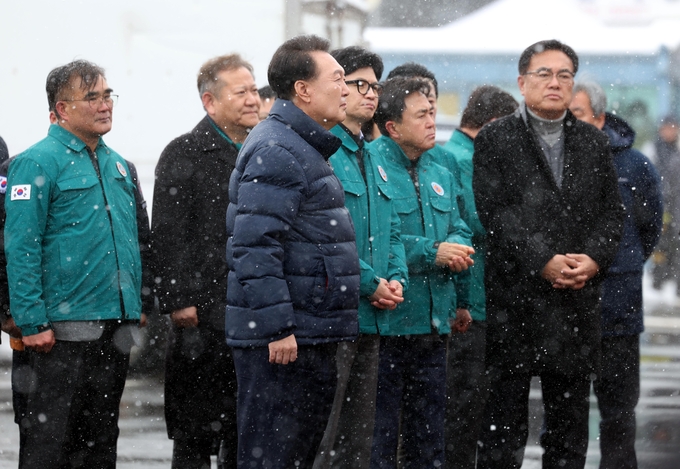 윤석열 대통령과 한동훈 국민의힘 비상대책위원장이 23일 오후 충남 서천군 서천수산물특화시장 화재 현장에서 피해 상황을 보고 받고 있다./사진=뉴시스