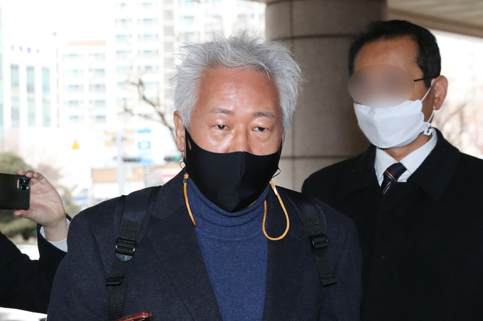 강의 중 학생들에게 '위안부는 자발적 매춘'이라는 취지의 발언을 해 명예훼손 혐의로 재판에 넘겨진 류석춘 전 연세대 교수가 2021년 1월 15일 오전 서울 마포구 서울서부지방법원에서 열린 첫 공판에 출석하고 있다./사진=뉴시스