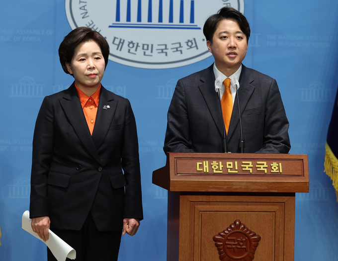 이준석 개혁신당 대표와 양향자 한국의희망 대표가 24일 오후 서울 여의도 국회에서 기자회견을 열고 과학기술 비전 발표와 함께 '합당' 선언을 하고 있다./사진=뉴시스