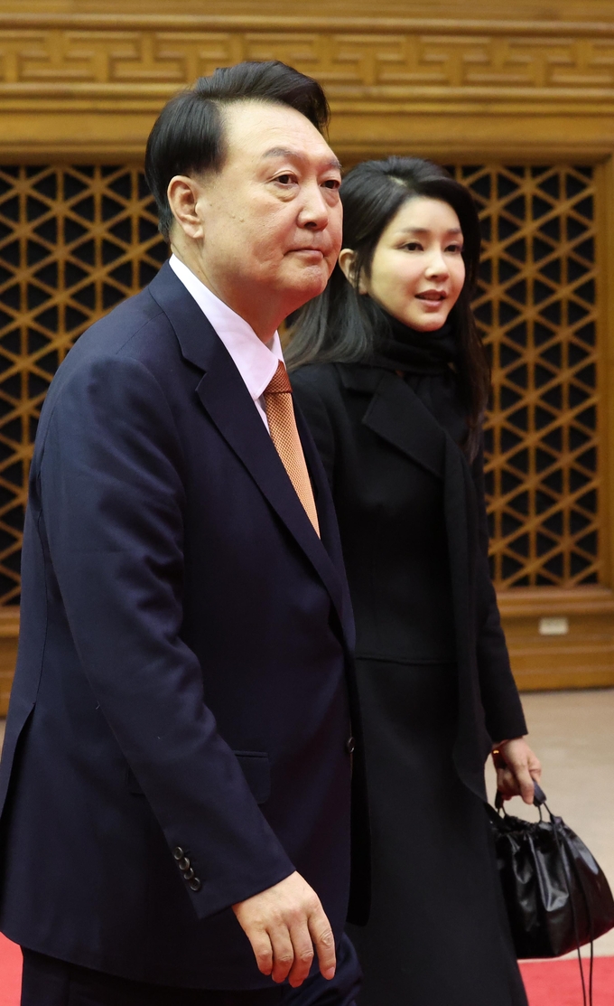지난달 15일 네덜란드 국빈 방문 일정을 마치고 귀국한 윤석열 대통령과 부인 김건희 여사가 성남 서울공항에 도착하고 있는 모습/사진=뉴시스