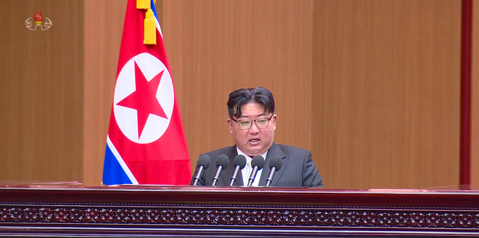 조선중앙TV가 지난 15일 평양 만수대의사당에서 열린 최고인민회의 제14기 제10차 회의에서 김정은의 시정연설을 16일 방송하고 있다. 김정은은 시정연설에서 "대한민국을 철두철미 제1의 적대국으로, 불변의 주적으로 확고히 간주하도록 교육교양 사업을 강화해야 한다는 것을 명기하는 것이 옳다"며 헌법 개정을 시사했다. (출처=조선중앙TV 캡처) 