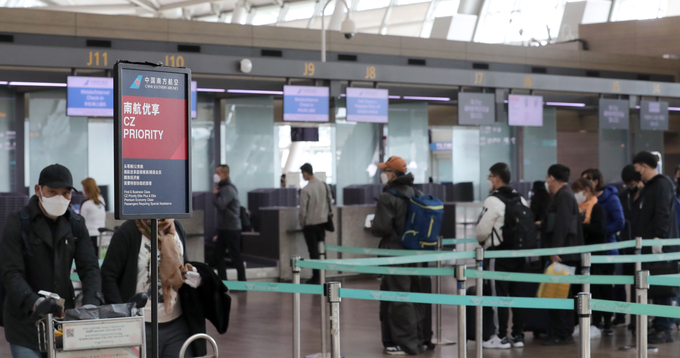인천국제공항 1터미널에서 승객들이 선양으로 가는 중국남방항공 발권창구에서 탑승 수속을 하고 있는 모습/사진=뉴시스