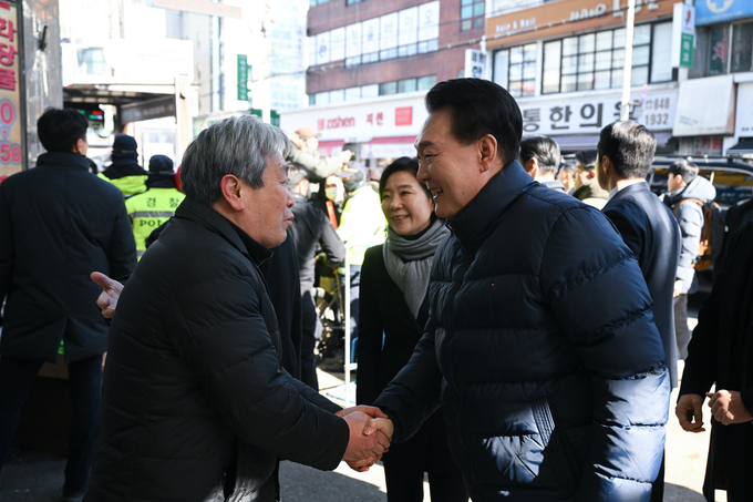 윤석열 대통령이 25일 경기도 의정부시 의정부제일시장을 찾아 시민과 인사를 나누고 있는 모습/사진=뉴시스