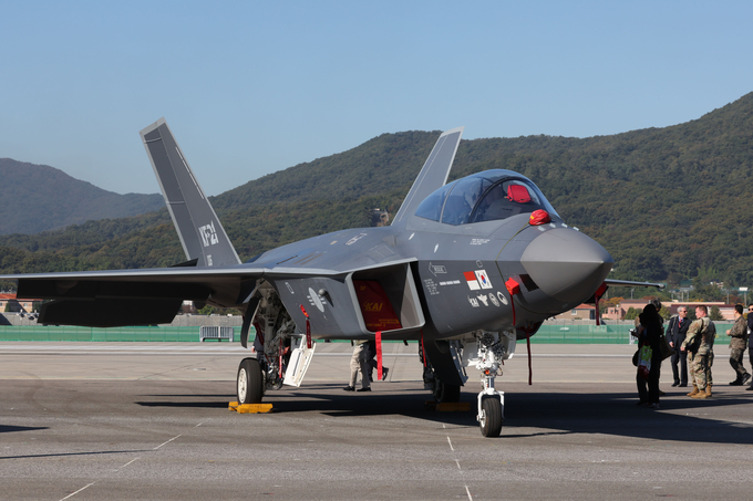 KF-21이 2023년 10월 17일 경기도 성남 서울공항에서 열린 '서울 아덱스(ADEX) 2023' 개막식에 전시돼 있는 모습/사진=뉴시스