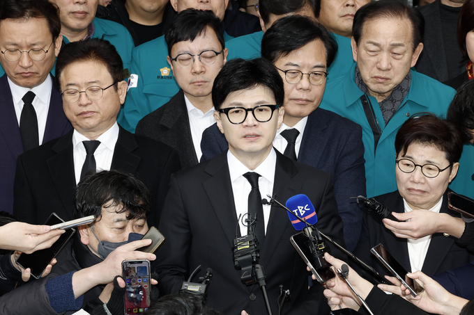 한동훈 국민의힘 비상대책위원장이 1일 경북 문경 육가공공장 화재 현장에서 순직한 소방대원 2명의 빈소가 마련된 경북 문경시 산양면 문경장례식장에서 조문을 마친뒤 취재진 질문에 답변하고 있는 모습/사진=뉴시스