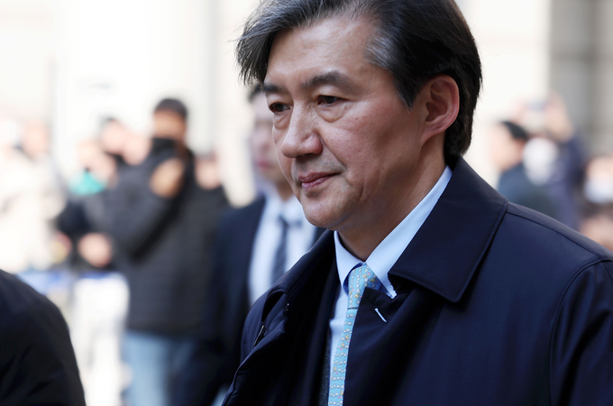 '자녀 입시 비리 및 유재수 감찰무마' 등 혐의로 징역 2년을 선고 받은 조국 전 법무부 장관이 8일 오후 서울 서초구 서울고등법원에서 열린 항소심 선고 공판을 마친 뒤 차량으로 향하고 있다./사진=뉴시스