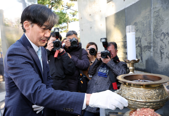 조국 전 법무부 장관이 13일 오후 부산 중구 민주공원을 방문, 넋기림마당(추념의장)을 참배하고 있다./사진=뉴시스
