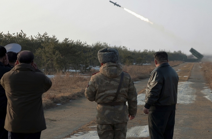 북한 노동당 기관지 노동신문은 김정은이 "14일 오전 해군에 장비하게 되는 신형 지상대해상미싸일 '바다수리-6'형 검수사격 시험을 지도"했다고 밝혔다. 2024.02.15. (사진=노동신문 캡처)