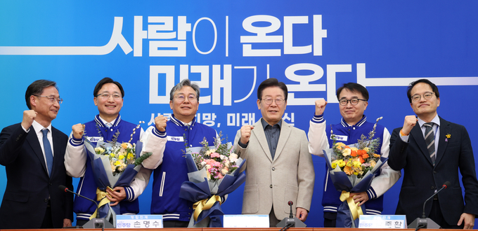 이재명 더불어민주당 대표가 16일 오전 서울 여의도 국회에서 열린 인재환영식에서 영입 인재들과 기념촬영을 하고 있다. 왼쪽부터 유동수 의원, 임광현 전 국세청 차장, 손명수 전 국토교통부 차관, 이 대표, 김준환 전 국가정보원 차장, 박주민 의원./사진=뉴시스