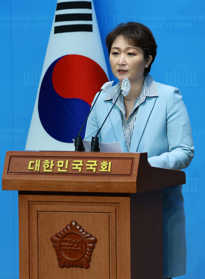 이언주 전 의원이 16일 서울 여의도 국회 소통관에서 더불어민주당 복당 관련 기자회견을 하고 있다./사진=뉴시스