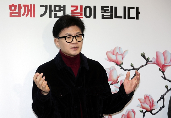 한동훈 국민의힘 비상대책위원장이 지난 26일 서울 여의도 국민의힘 중앙당사 로비에서 취재진의 질문에 답변하고 있다/사진=뉴시스