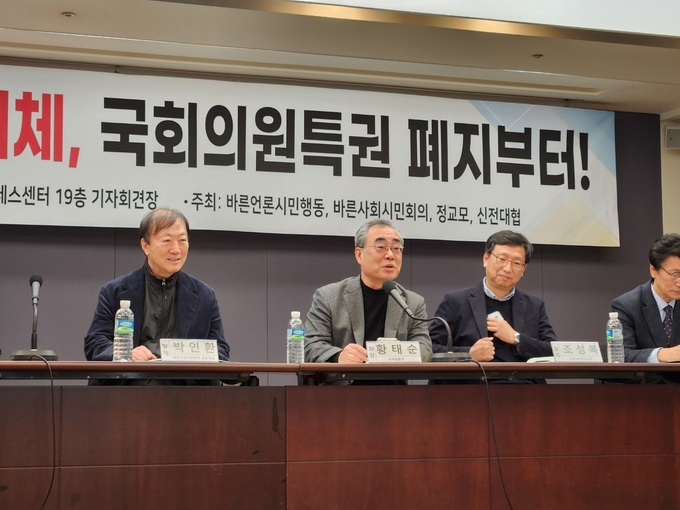 황태순 시사평론가가 한동훈 국민의힘 비대위원장 서면 축사를 대독하고 있다