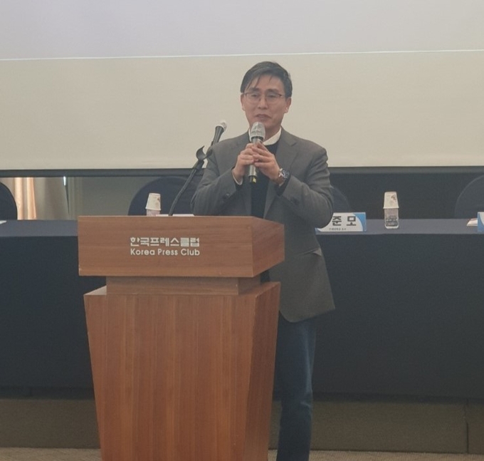 김덕영 감독