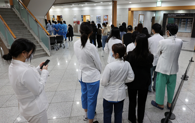 21일 서울시내 한 대학병원에서 의료진이 점심을 먹기 위해 길게 줄을 서있다. 이날 정부는 다음 주부터 전공의들에 대한 면허정지 처분에 나설 것이라고 밝혔다./사진=뉴시스
