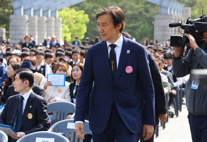 조국 조국혁신당 대표가 19일 서울 강북구 국립4.19민주묘지에서 열린 ‘제64주년 4.19혁명 기념식’에 참석하고 있다./사진=뉴시스