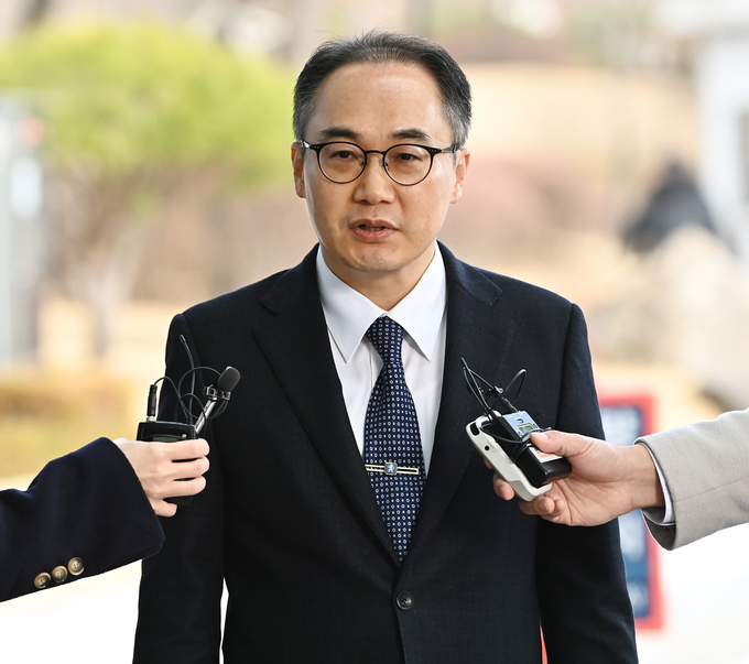 이원석 검찰총장이 23일 이화영 전 경기도 평화부지사의 '술자리 회유' 주장과 관련해 "사법 시스템을 공격한다고 해서 있는 죄가 없어지지도 않고 죄가 줄어들지도 않고 처벌을 피할 수도 없다"고 말했다. 사진은 이 총장이 2월 27일 수원지방검찰청을 방문한 모습./사진=뉴시스