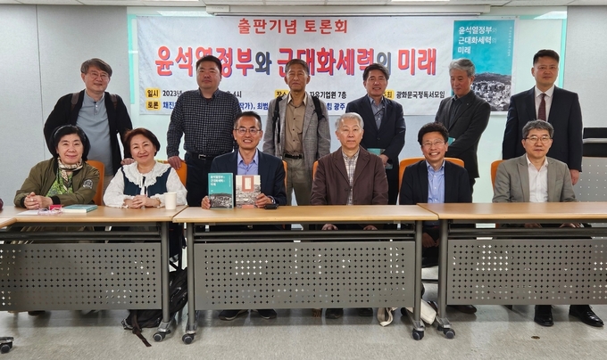 왼쪽 두번째부터 오진영 작가, 김대호 소장, 최범 문화평론가, 김윤 광주 서구을 국민의힘 당협위원장, 채진원 경희대 공공거버넌스연구소 교수./사진= 심민섭 기자
