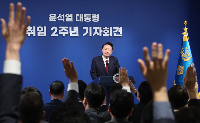 윤석열 대통령이 9일 서울 용산 대통령실 청사에서 열린 취임 2주년 기자회견에서 기자들의 질문을 받고 있다/사진=뉴시스