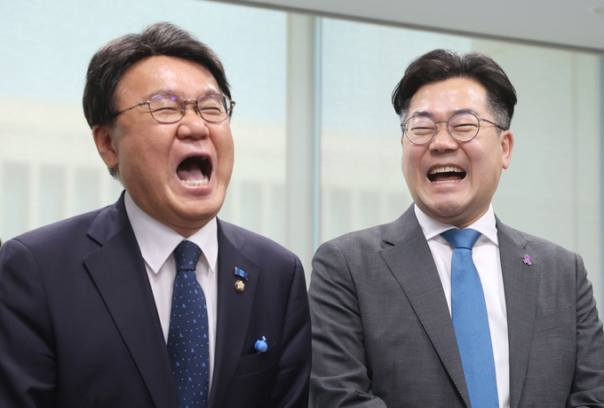황운하 조국혁신당 원내대표(왼쪽)과 박찬대 더불어민주당 원내대표가 10일 오전 서울 여의도 국회 의원회관에서 만나 파안대소하고 짓고 있다./사진=뉴시스