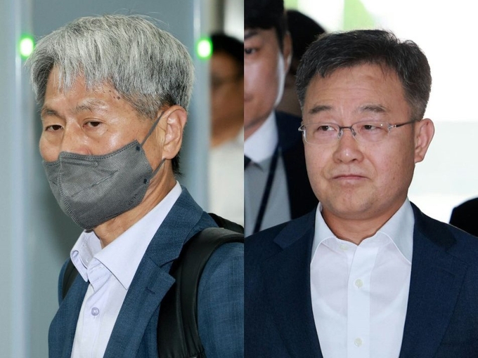 대장동 사건과 관련해 '허위 인터뷰 의혹'을 받는 화천대유자산관리 대주주 김만배 씨(오른쪽)와 신학림 전 언론노조위원장(전 뉴스타파 전문위원)이 20일 서울 서초구 서울중앙지법에서 열린 구속전 피의자 심문(영장실질심사)을 받기 위해 법정으로 들어가고 있다./사진=뉴시스