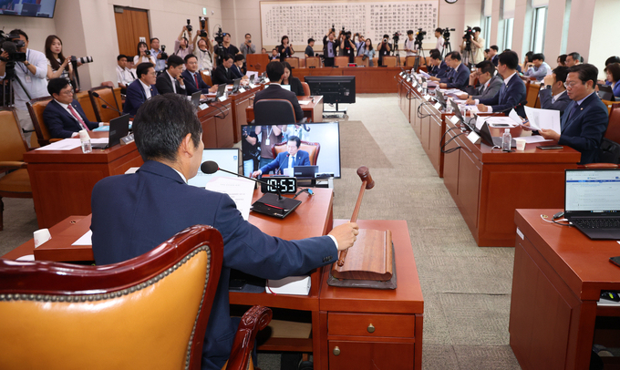 정청래 국회 법제사법위원회 위원장이 25일 오전 서울 여의도 국회에서 열린 법제사법위원회 전체회의에서 의사봉을 두드리고 있다. 사진=뉴시스