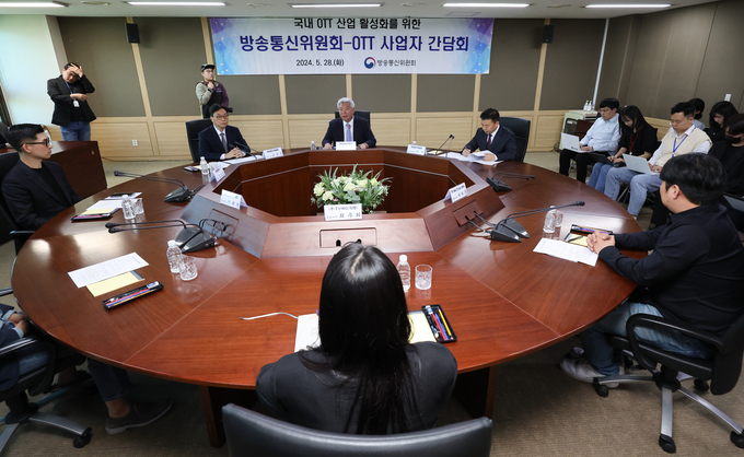 지난달 28일 김홍일 방송통신위원장이 OTT 사업자 간담회를 주재하고 있다. 사진=뉴시스